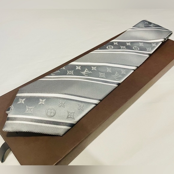 🎁HOLIDAY 25’🎁🆕💯AUTH LOUIS VUITTON LRG MONOGRAM PERLE SLVR STRIPE MOTIF TIE🔥 - Picture 13 of 14